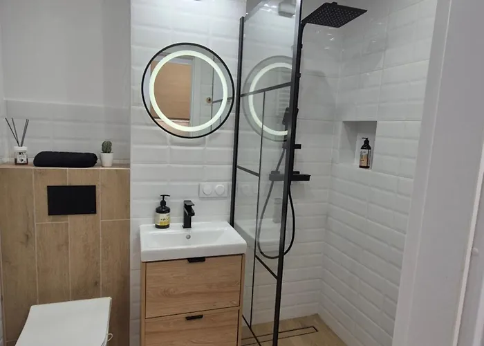 Smart 5 Min Walk To Station Zlote Tarasy شقة *